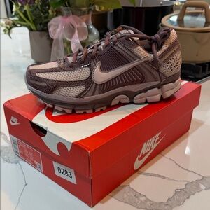Nike Women's Zoom Vomero 5 Tatoo/Rose Running Sneakers